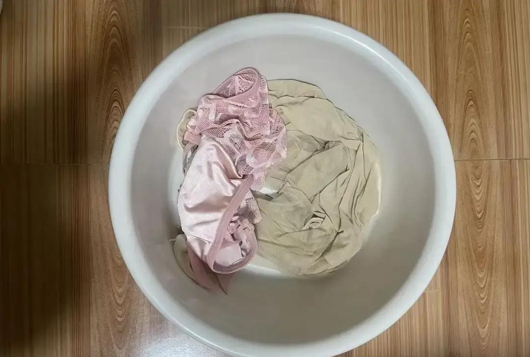 刷到个帖子说内裤千万别用热水洗血渍，我当场愣住，原来我这么多年都洗反了。
帖子讲