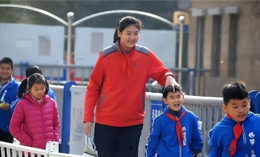 超过姚明身高的张子宇，只能让人想起一败涂地的U16女篮。

自视过高的李昕，竟然