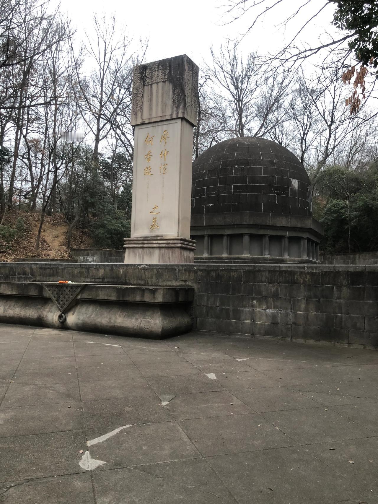 瞻仰廖仲凯、何香凝墓
文｜孙玉良
左派伉俪号双英
牺牲伴守中山陵
黄埔云旗凝铁骨