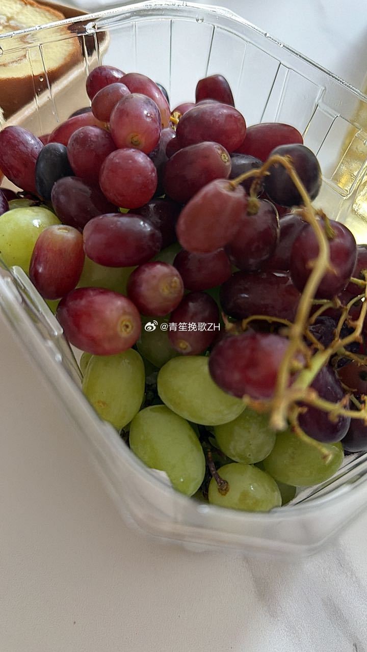 每天早起打卡红提确实没有青提好吃，不过最近的青提个头都不大 