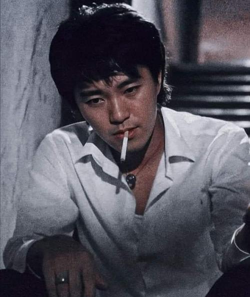 重看《天道》，不谈剧情，说说里面的烟雾腾腾。
    男女主角抽，警察抽，老板抽