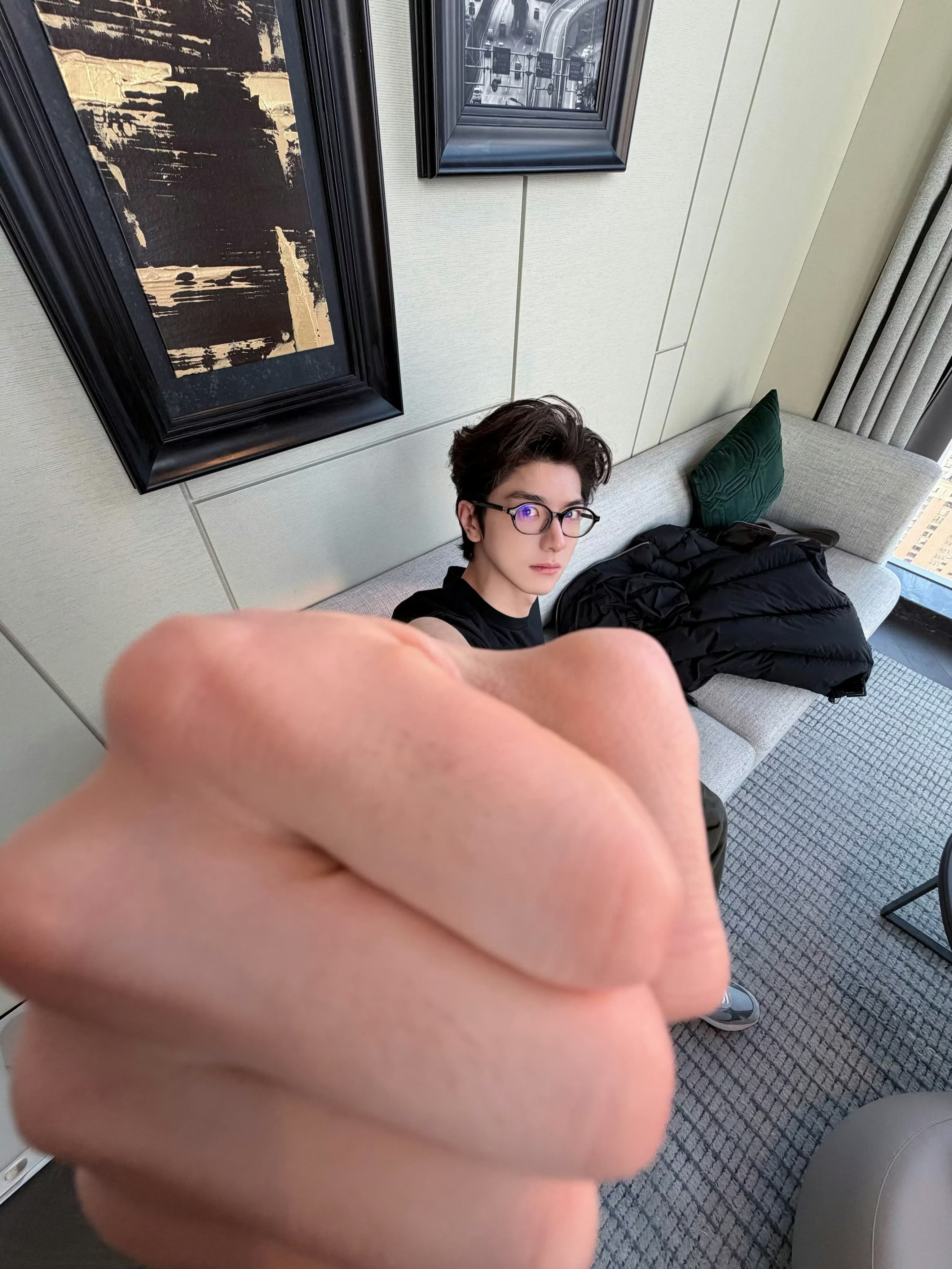 抽象赛道又给林一闯进来了，点击收看超绝拳头和超绝大拇哥