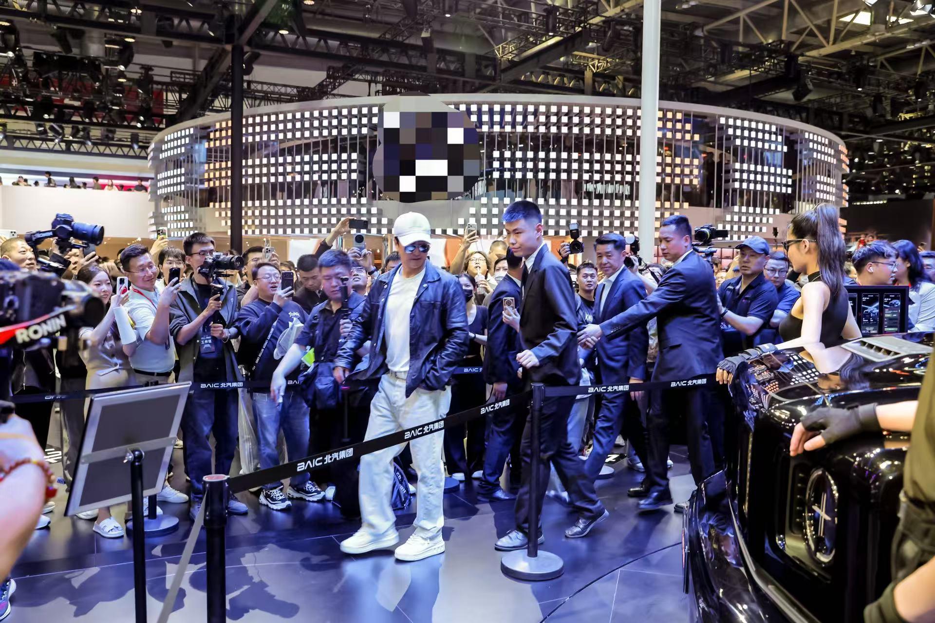 北京81展台偶遇吴京20万级方盒新选择北京81 吴京闪现到北京81展台。 