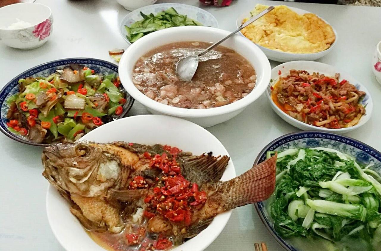 长大后才发现，最亮的灯永远亮在回家的路上

小时候总盼着长大，以为远方有更亮的光