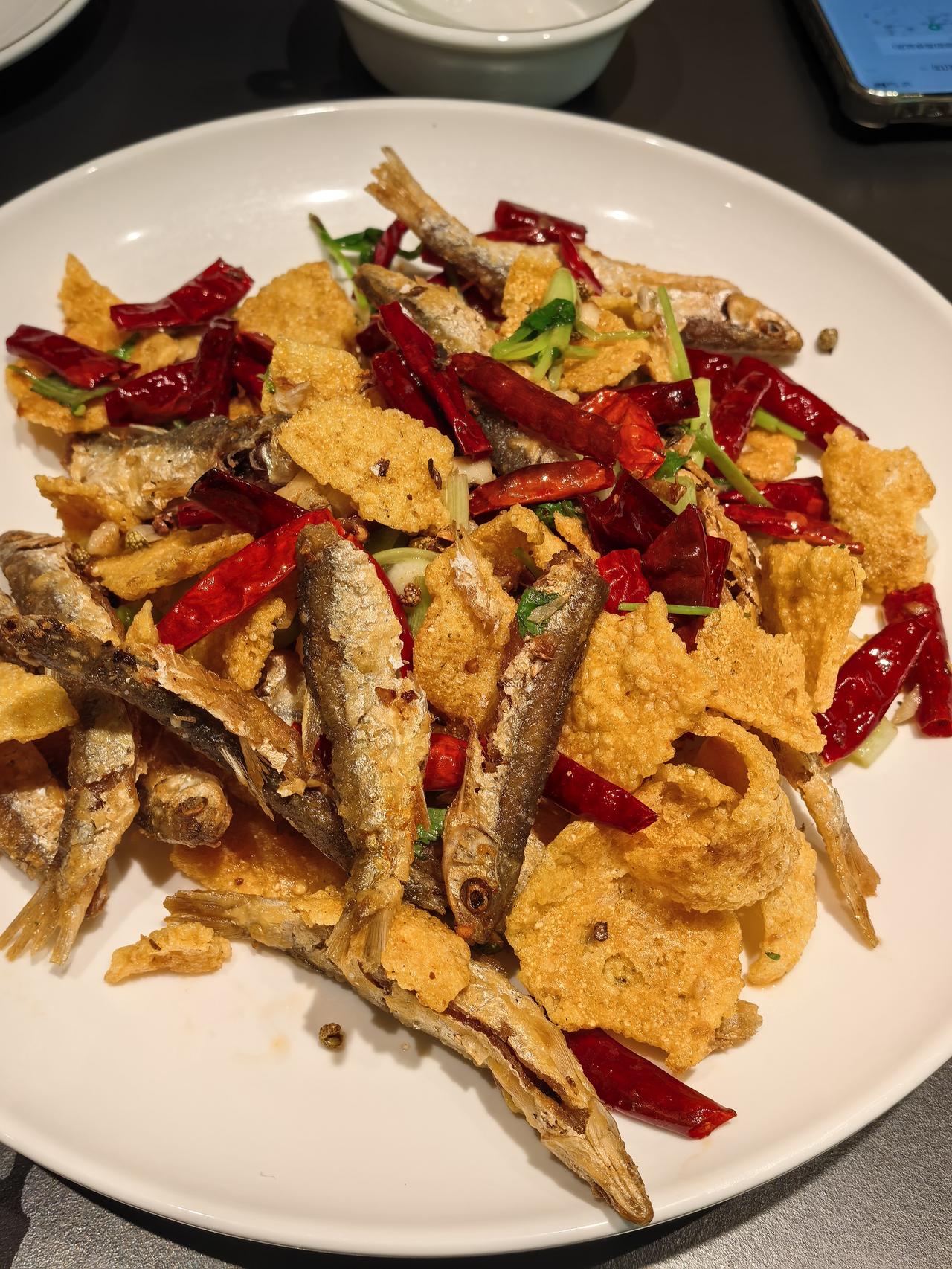 今日行至丹江口，安顿好住宿，已是晚饭时分。寻到一家名为“味尚居”的餐馆，环境尚可