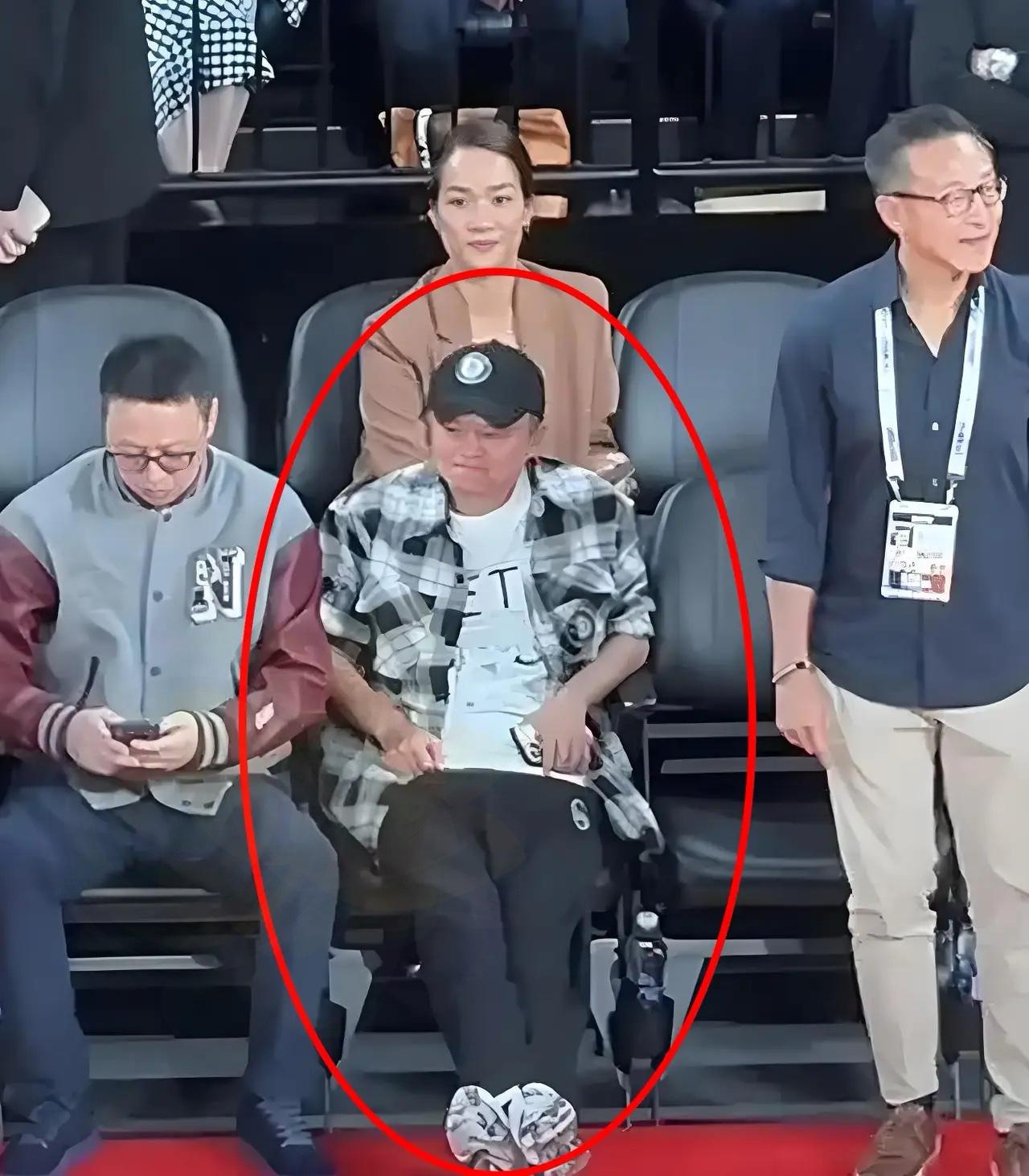 大家发现了吗
马云现身NBA中国赛
看似休闲的打扮，实则大有深意

昨晚在澳门举