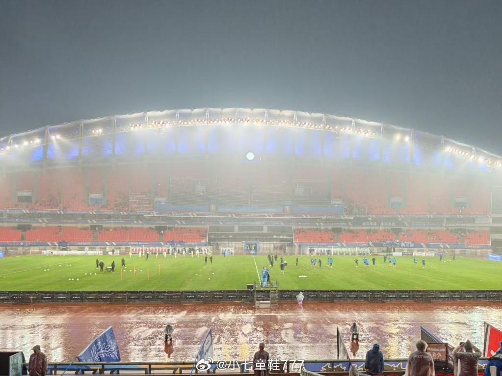 武汉三镇vs浙江队 现场雨势越下越大，这场比赛注定是一场雨战。这对于双方来说，场