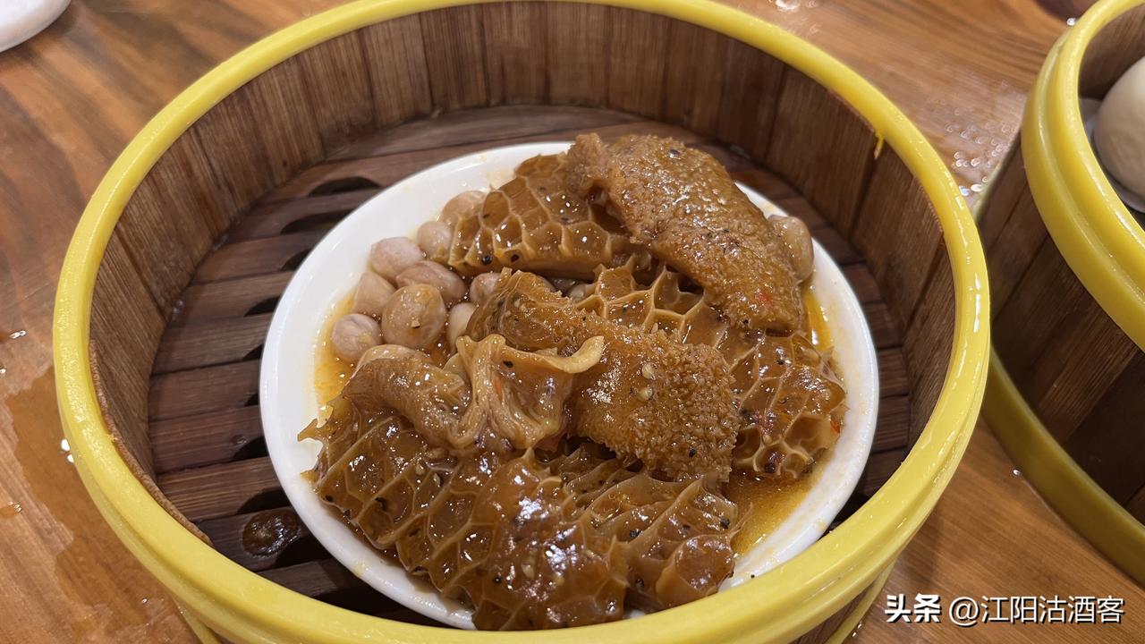 广东的早茶你别说，真有它的特色，虽然价格不便宜，大多数还是很值得去吃一次，听说在