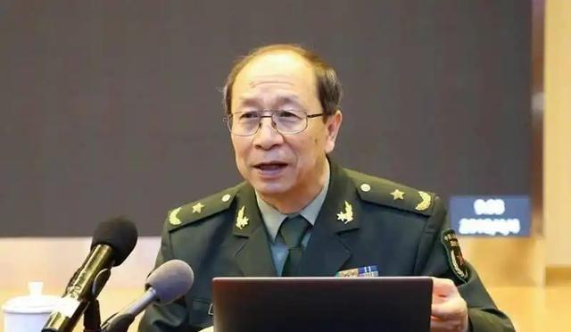 一次，记者质问金一南：“为什么英国宁愿归还富得流油的香港，却以损失6艘军舰、10