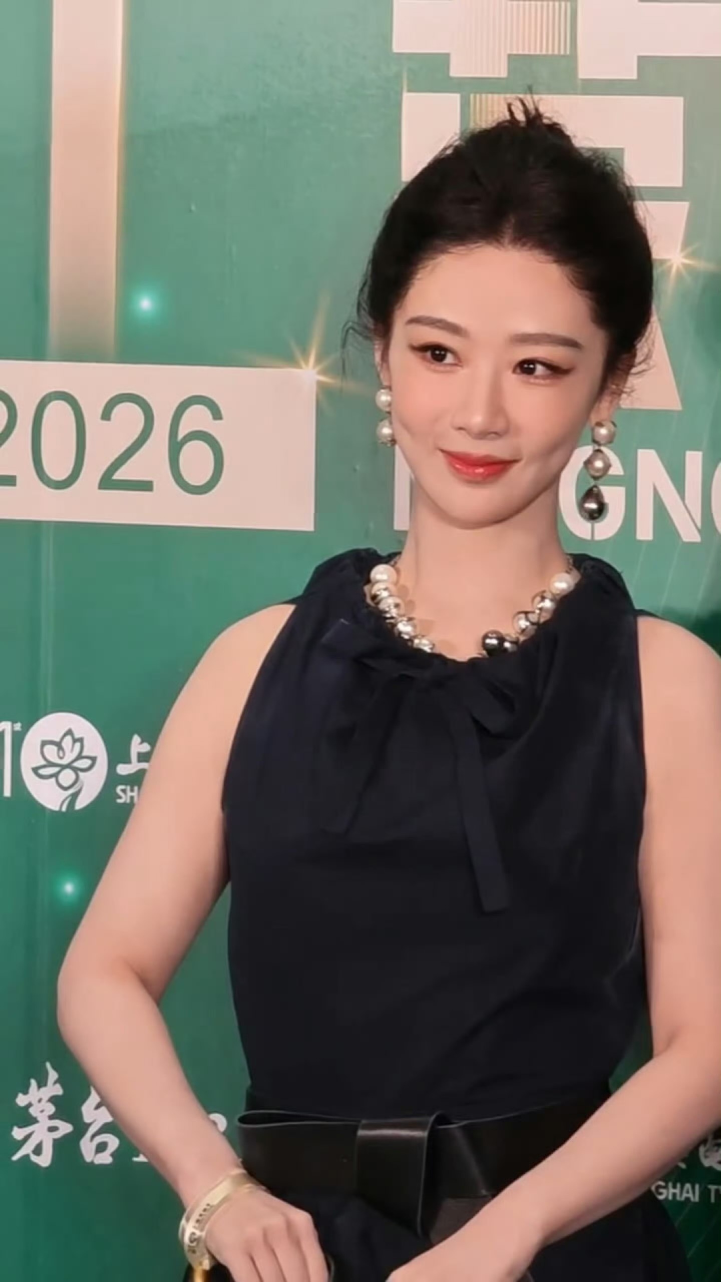 杨紫大花青衣气质 杨紫今天挺漂亮，但是这个造型显得头大肩窄，化妆师扣分