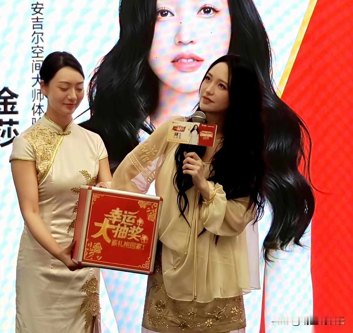 金莎，一年42场商演，
这数字简直让人不敢相信，但这就是金莎一年的主要工作量，她