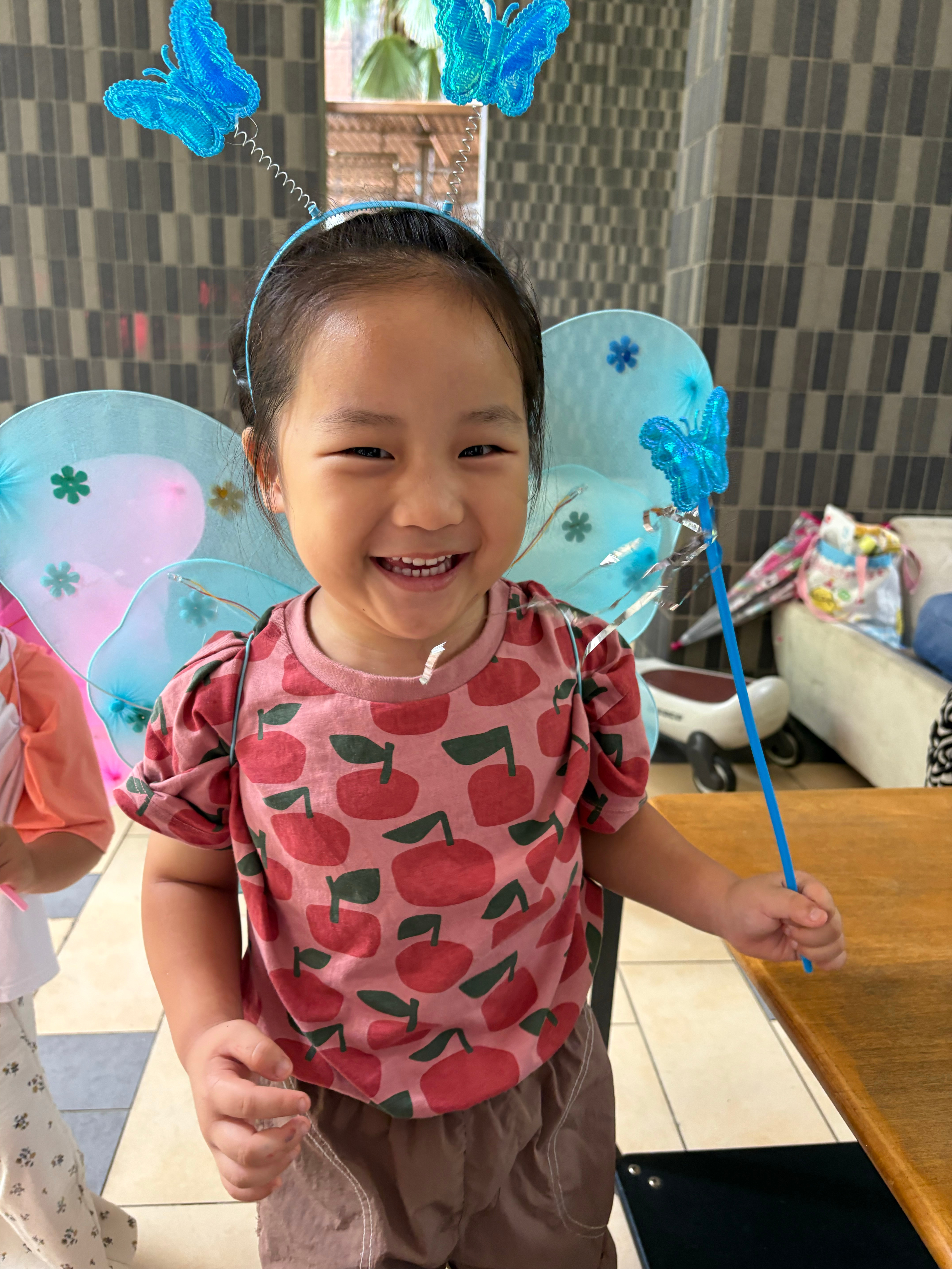 哈哈哈哈哈小爱给姐买了蝴蝶翅膀现在咱也是小仙子了 