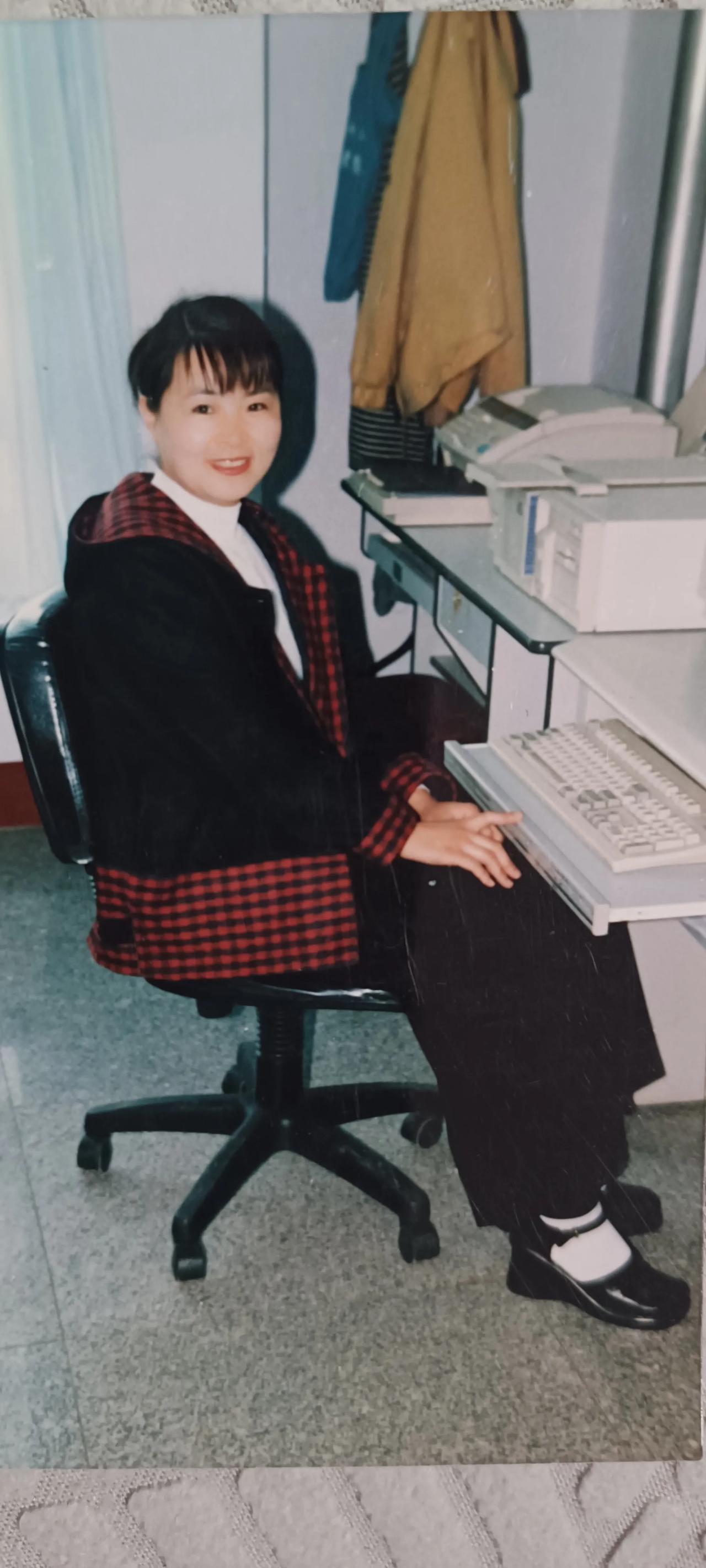 这是我2002年的一张照片，算起来已经有23年了。我那时的穿着土吗？