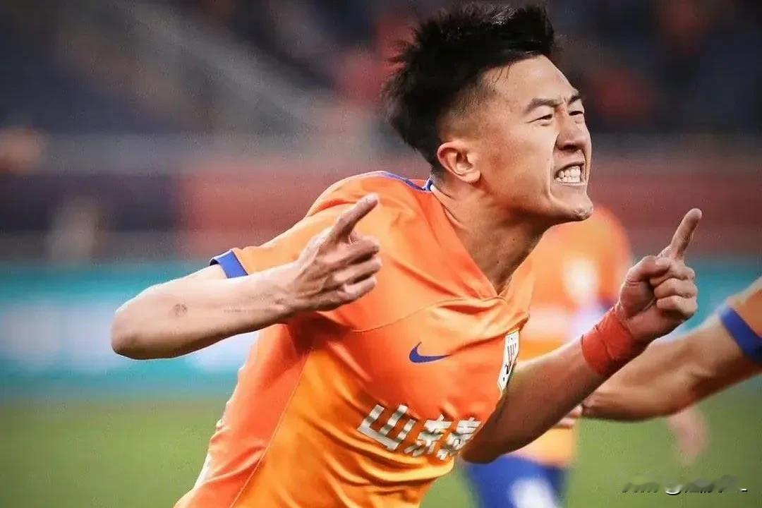 这不是胡扯吗！不喂牛儿草还要牛儿跑？
  近期泰山队球员心态出现波动，并非是因为