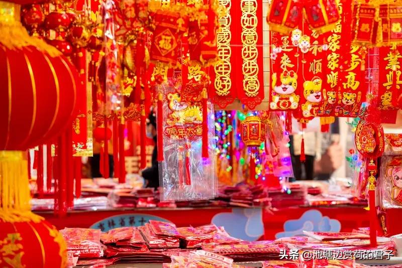 今年春节最开心的时刻，就是吃年夜饭那会儿。像小时候一样，全家人聚在一起，满满当当