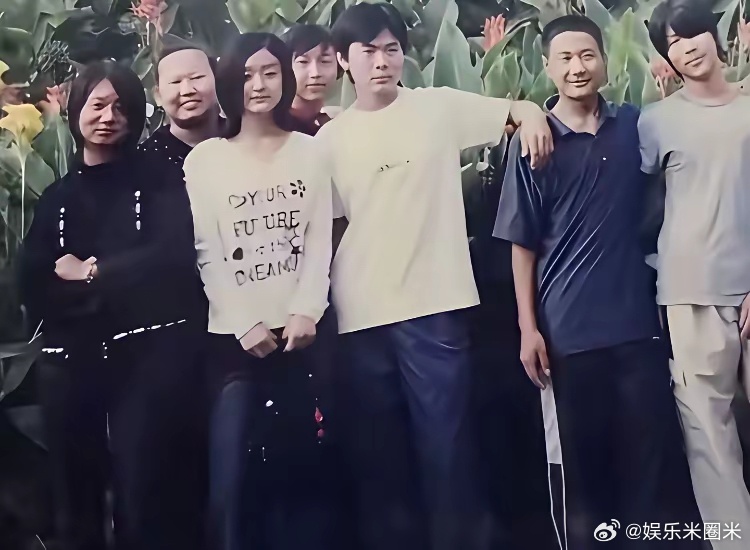 当年，赵丽颖在河北廊坊技校与同学们的留影 