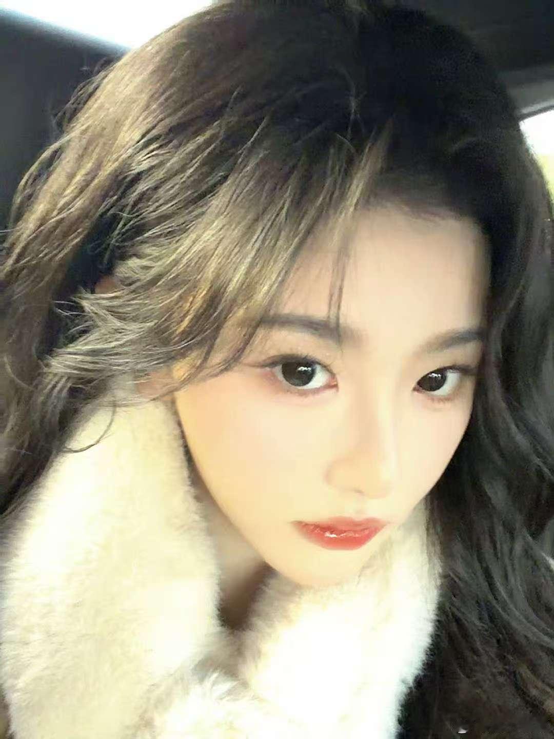 周洁琼孔雪儿终于想起自己是爱豆了 内娱秀粉狂喜时刻！周洁琼全能唱跳稳如原声，孔雪