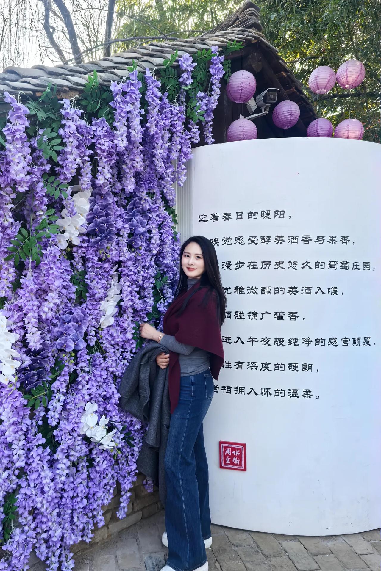 紫藤花下，笑语盈盈。