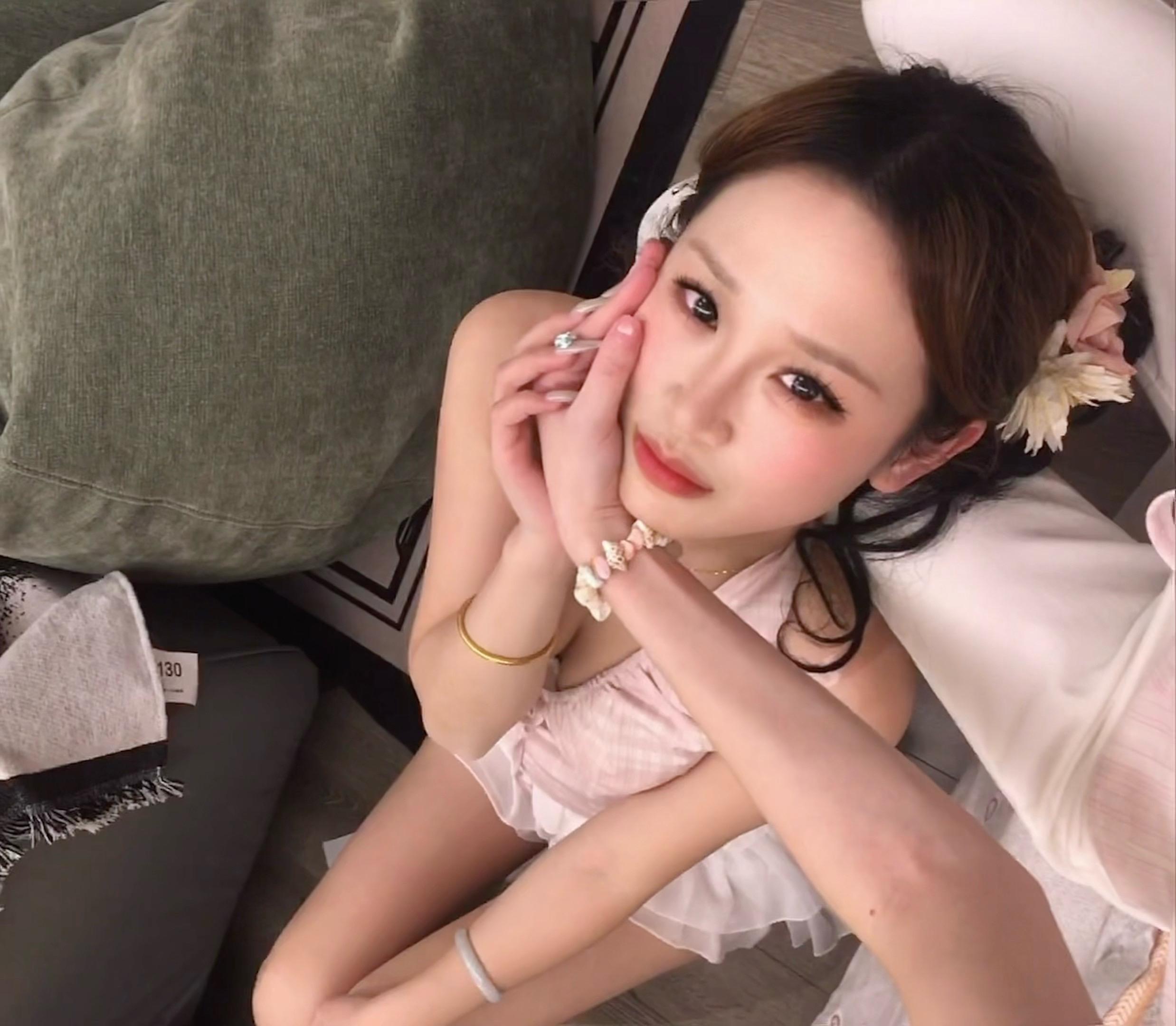 舔了舔自己的嘴唇 好甜 果然是甜妹