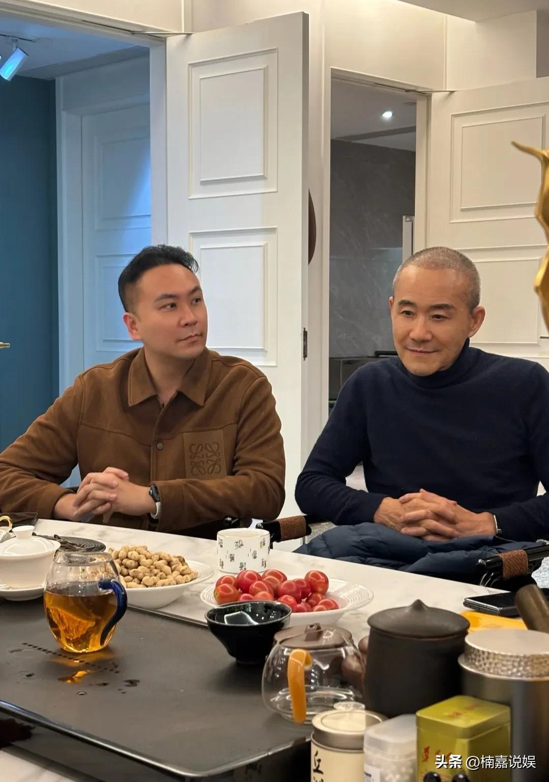 王石新年现身朋友聚会，穿着一件黑色的长袖外搭羽绒背心，个子还挺高的，身材清瘦，脸