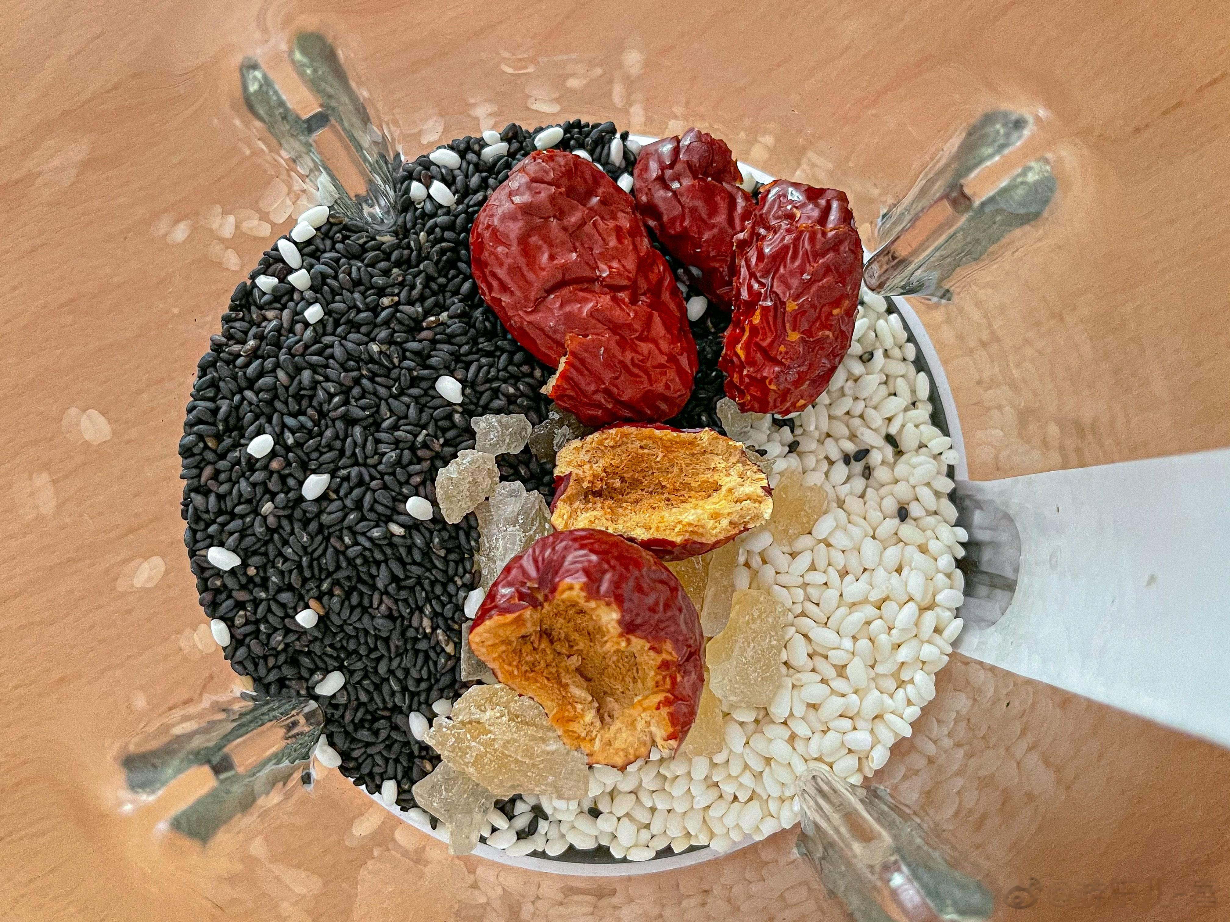 我嘴就是欠[哈哈]喝黑芝麻糊，说乔乔你看，妈妈有胡子耶！然后她也学我[笑cry]