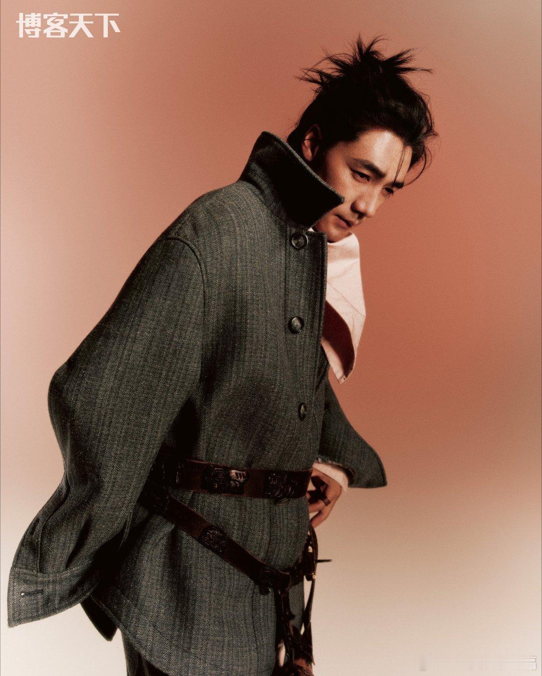 当此沙在镜头前奔跑、衣袂扬起，那种不羁的生命力就冲出画面。这几张大片里他从不只是