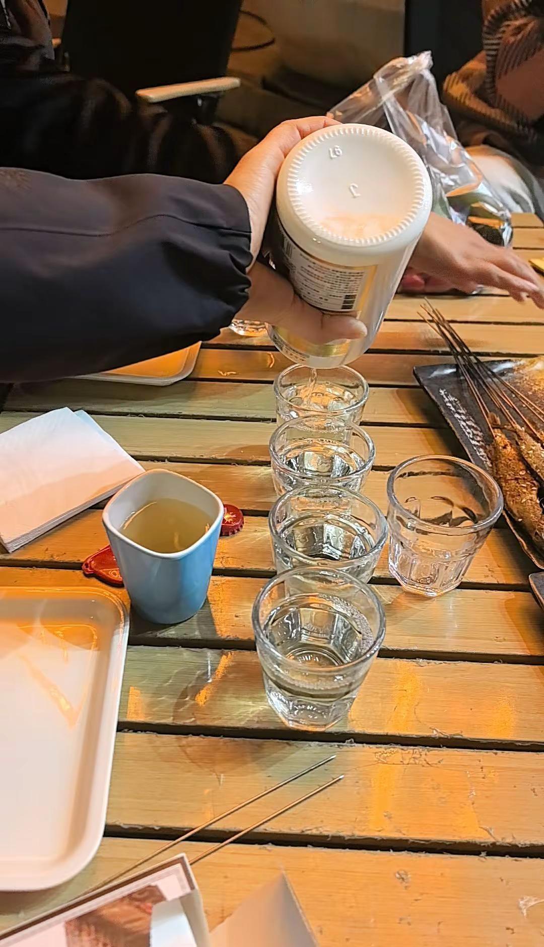 生活鸡零狗碎，就得上点小麻醉，倒满深夜的酒生活如此简单小酒喝起来 敬往事一杯酒懂