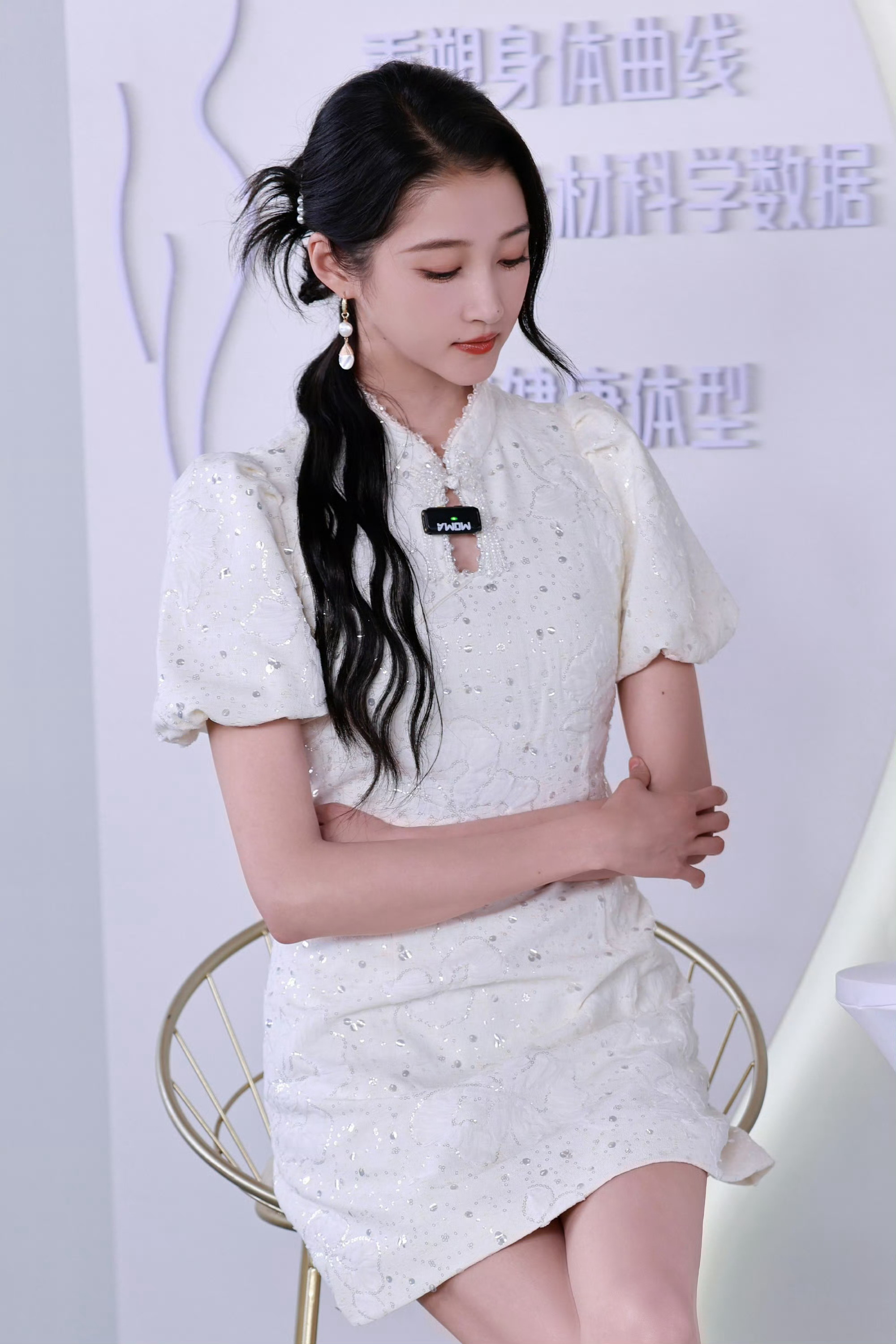 关晓彤是不是又瘦了，今天直播人真的细细长长一条，胳膊好细，脸也好小啊！！！（话说