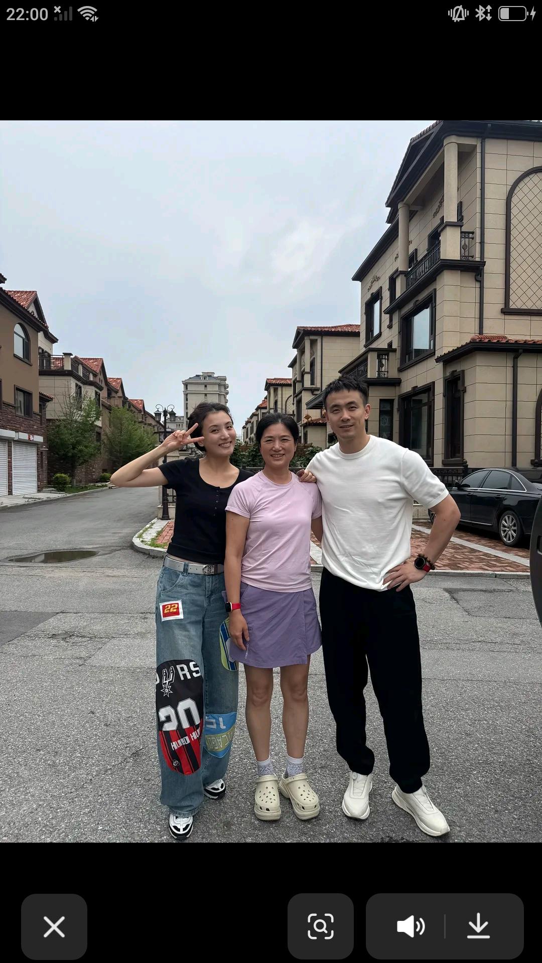 【昨天中国男篮队长，辽宁男篮核心赵继伟更新作品，与球迷分享自己和妻子王君瑞，姐姐