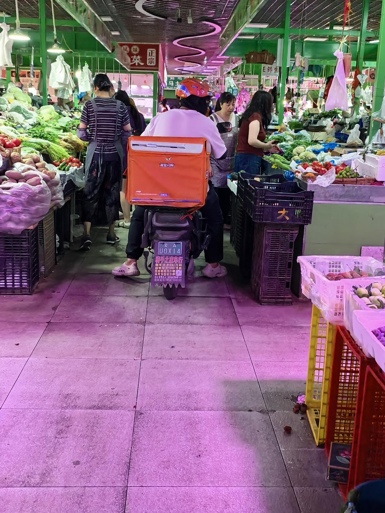 这个菜市场里面还有骑车在里面穿过的外卖小哥哥？