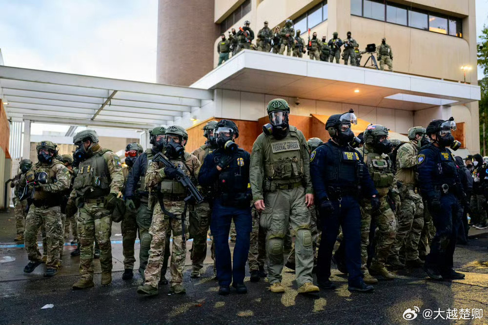 美国近期有两人死于ICE枪下，引发示威活动。特朗普认为，是舆论过度渲染这两案子。