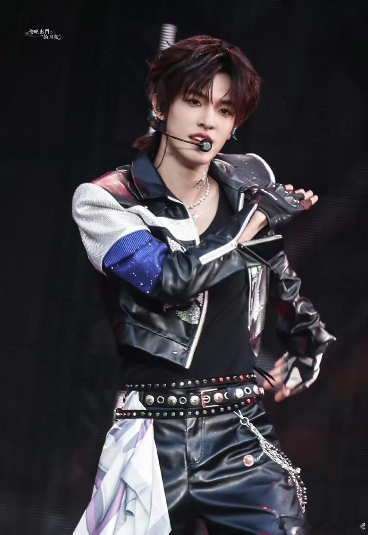 登陆少年演唱会直播状态 被登陆少年青岛这场直播狠狠惊艳，蓝白服饰清爽帅气，全程全