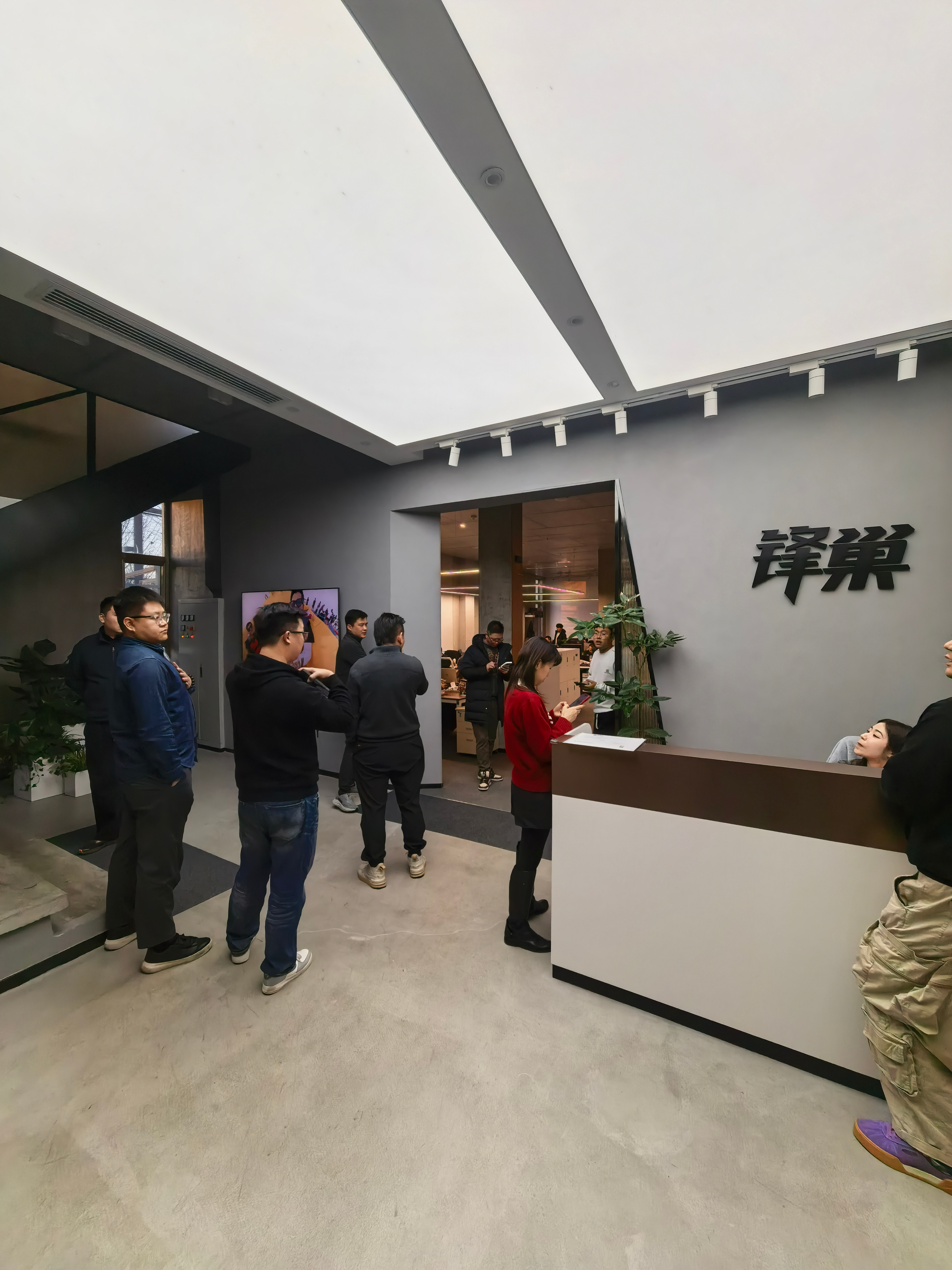 终于来大老师公司了这地方真牛逼，说实话再年轻 10 岁，我特想来打工下午陪他接待