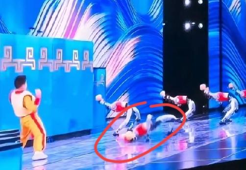 春晚节目上机器人打醉拳表演时，一个倒地动作引起了大家的争论，有说是设计的，也有说