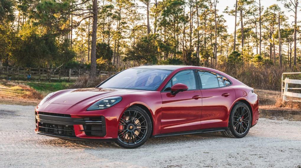 这台才是真香！保时捷Panamera GTS搭载4.0升V8双涡轮增压发动机，最