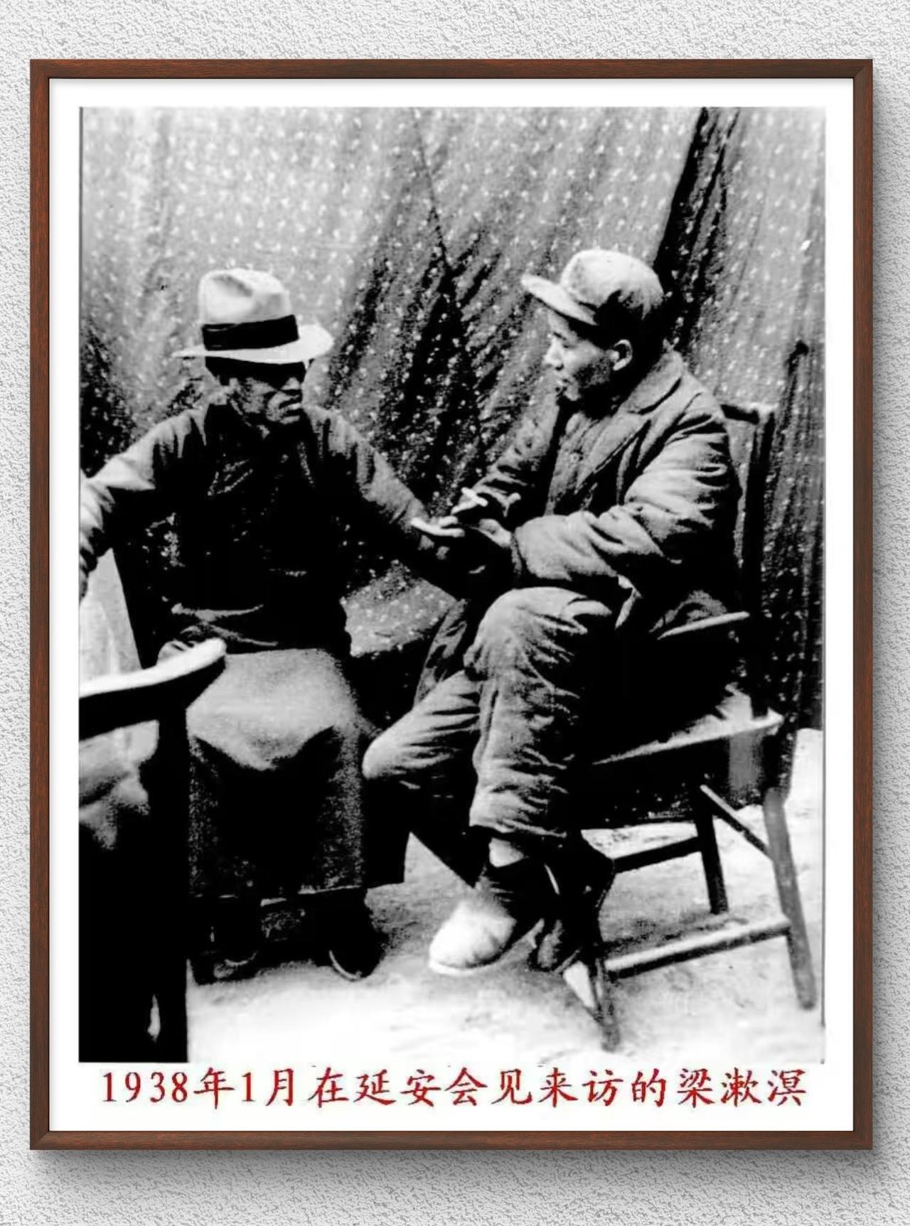 这张照片记录的是‌1938年1月，毛泽东同志在延安会见来访的学者梁漱溟‌的历史场