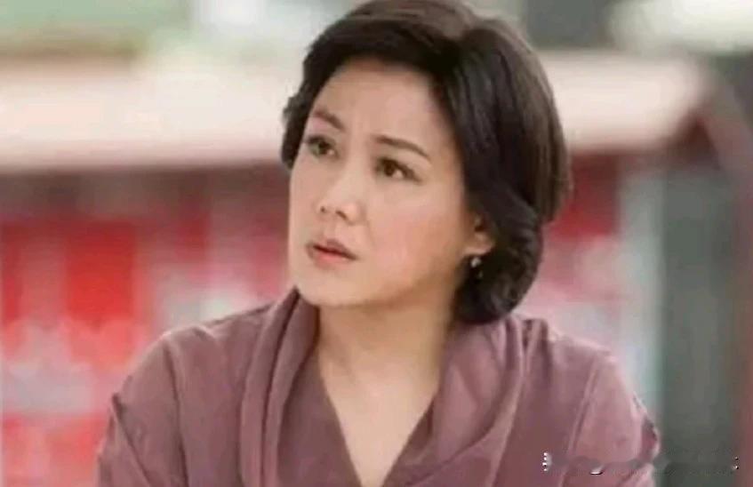 台湾女演员孟庭丽，50岁时在片场因过度劳累不幸离世。她生前未婚未育，但她在死后通