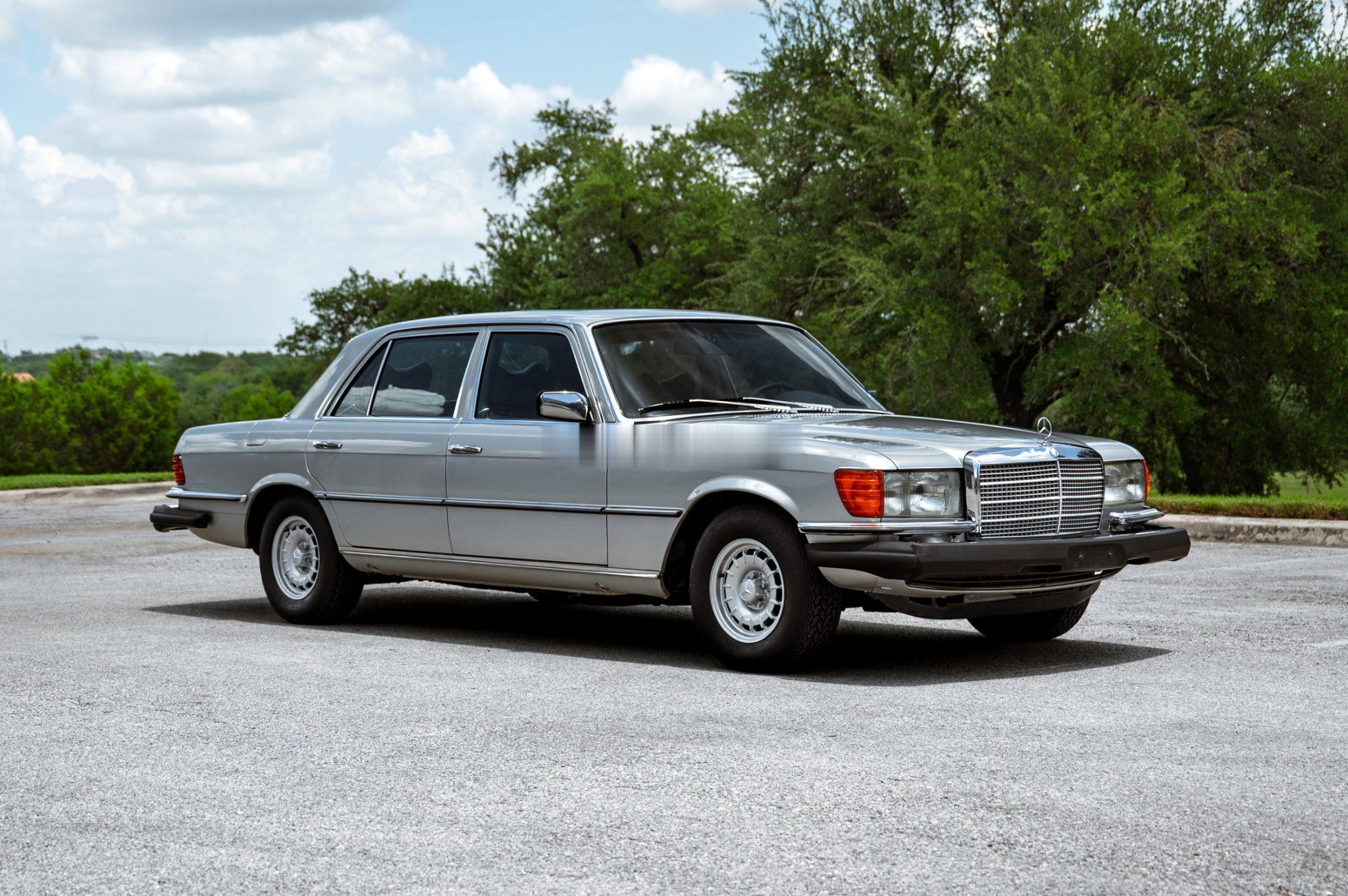 1978年的奔驰450SEL 6.9,发动机实际排量为6.8升，V8引擎已经使用