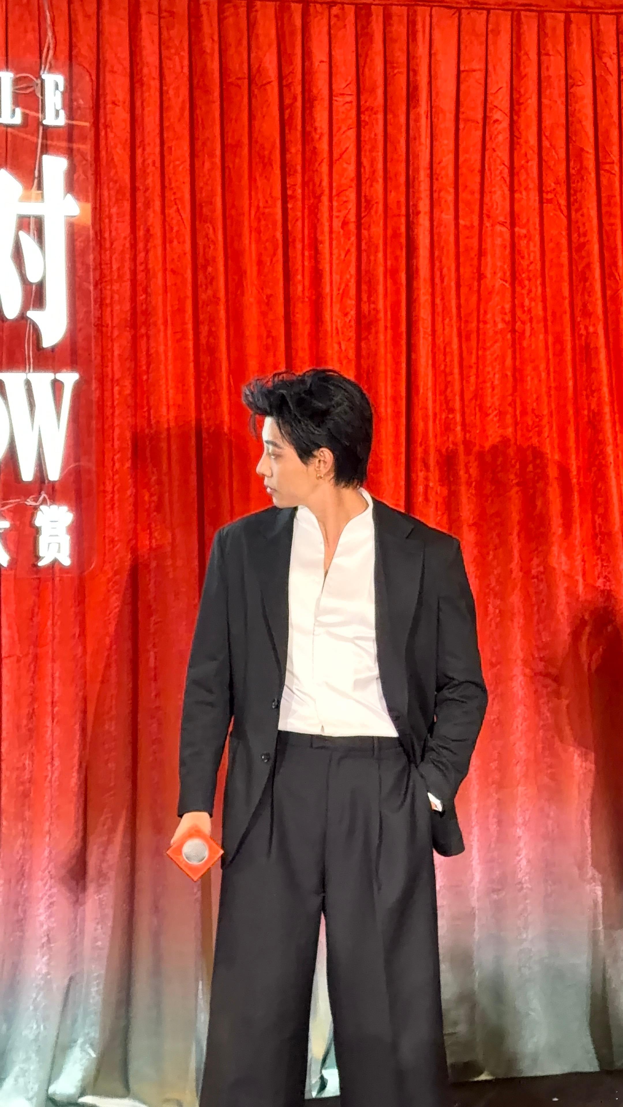 马小宇浑身上下高冷的只有外套 群访被撩到手足无措，耳朵红扑扑的，也就外套还在硬撑