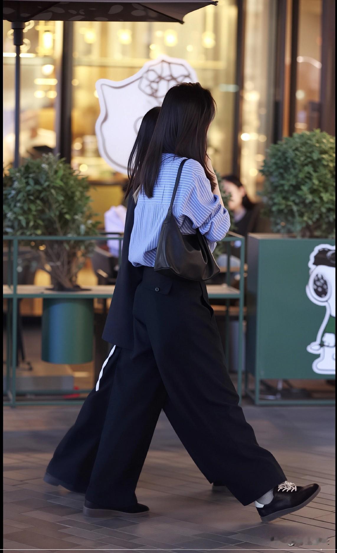 蓝白竖条纹长袖衬衫，搭配黑色阔腿裤，简约又经典。黑色软皮单肩包与黑色系带皮鞋呼应