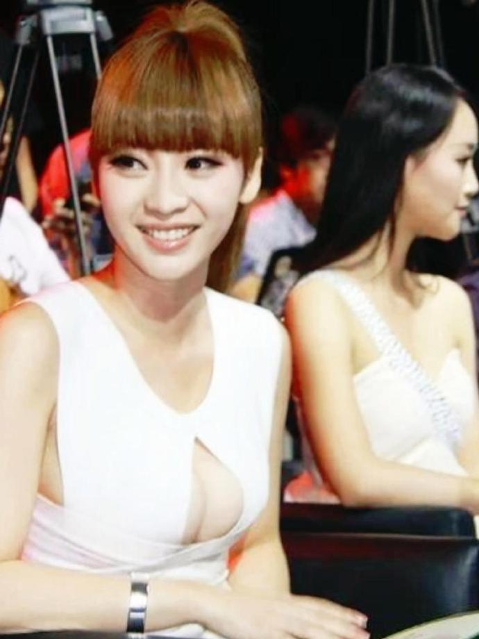 年轻时的柳岩是真的敢穿