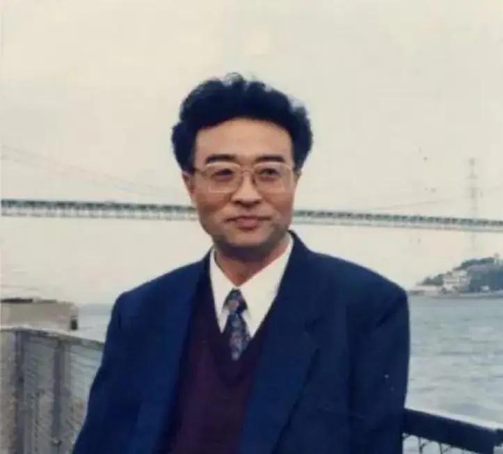 他名叫刘铁骑，是大贪官刘青山的儿子，父亲在1952年被枪毙的时候，刘铁骑才6岁，