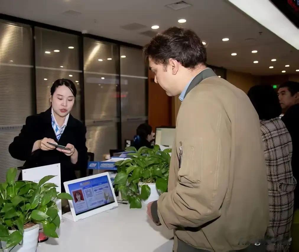 重庆打响了欢迎老外留学生的第一枪，发放给巴基斯坦留学生第一张聚英卡，
极大方便了