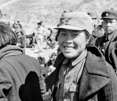 1937年，地主王学文发现一20岁女兵躺在家门口，见四下无人，直接将女兵扛到了炕