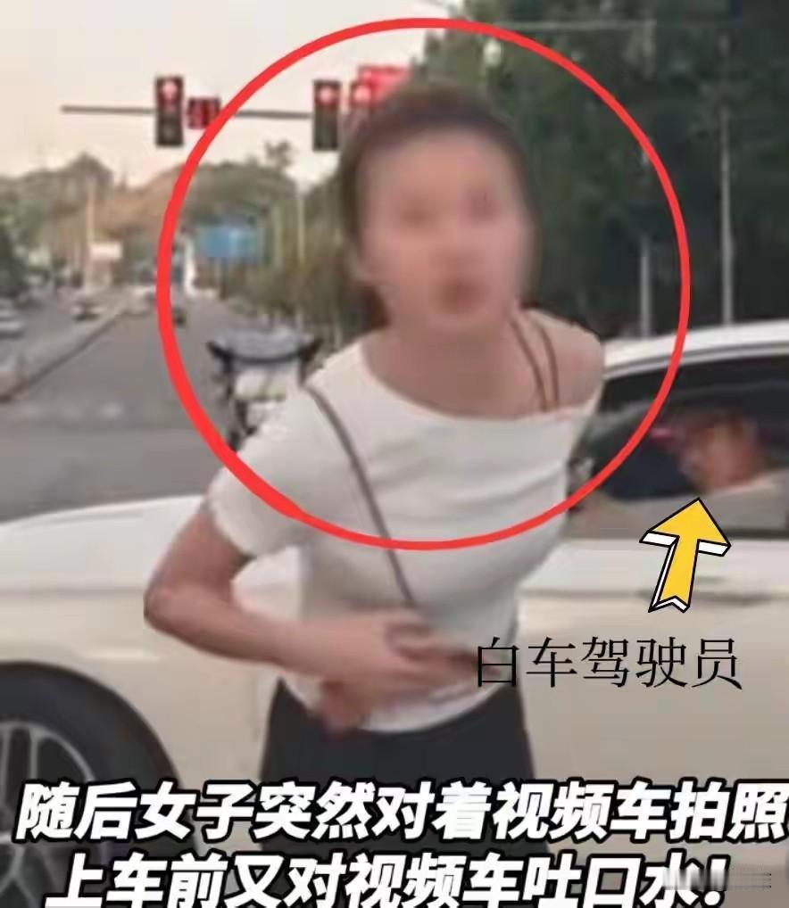 重庆加塞女这两天火得一塌糊涂，

全网都给她取了个外号叫口水姐。

可我翻来覆去