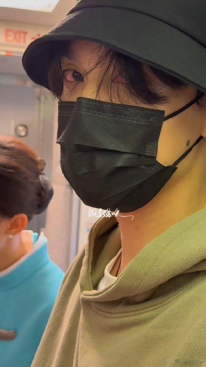 田栩宁眼睛好红田栩宁这状态也太差了吧，眼睛红的，连轴转还被 ss 烦，只希望他能