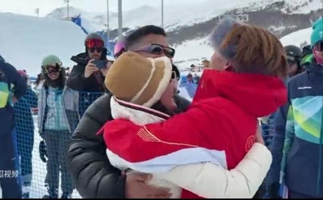 苏翊鸣太牛了，22岁就夺得冬奥会首金，夺冠后激动地与父母紧紧相拥，爸爸妈妈也激动