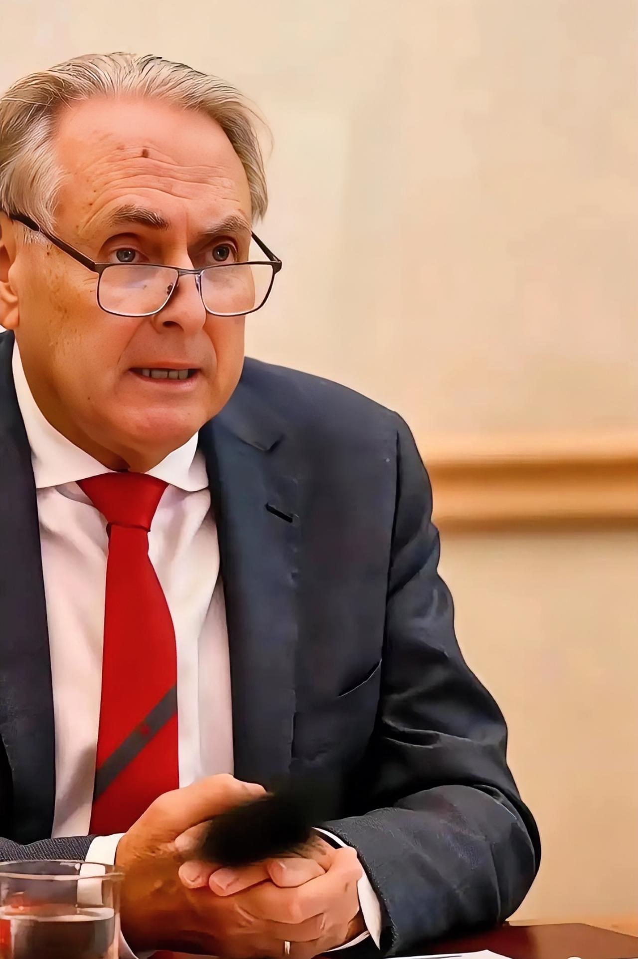 1月1日，澳大利亚贸易部长唐·法雷尔说，对中方的决定很失望，但会支持本国牛肉产业