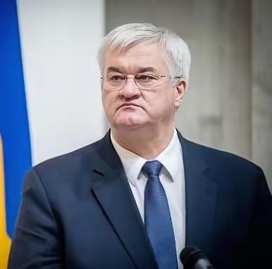 突发大新闻，俄乌冲突又炸出新高潮，今天乌克兰外长直接放话，声称俄罗斯敢用“榛树”