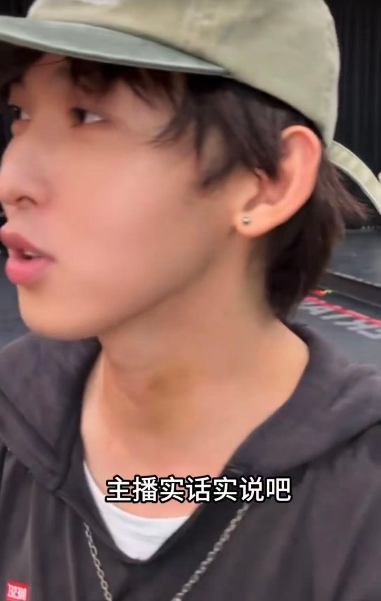 唐九洲打颈纹了谁能不被唐九洲的坦率圈粉！直播闲聊时大方说出自己打颈纹，紧接着做出